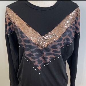 Long sleeve black t shirt, sequins ,animal print.